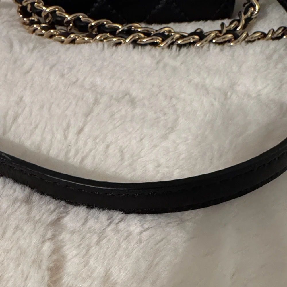 Micheal Kors Chic Black Quilted Crossbody Bag with Chain Strap - Picture 6 of 7